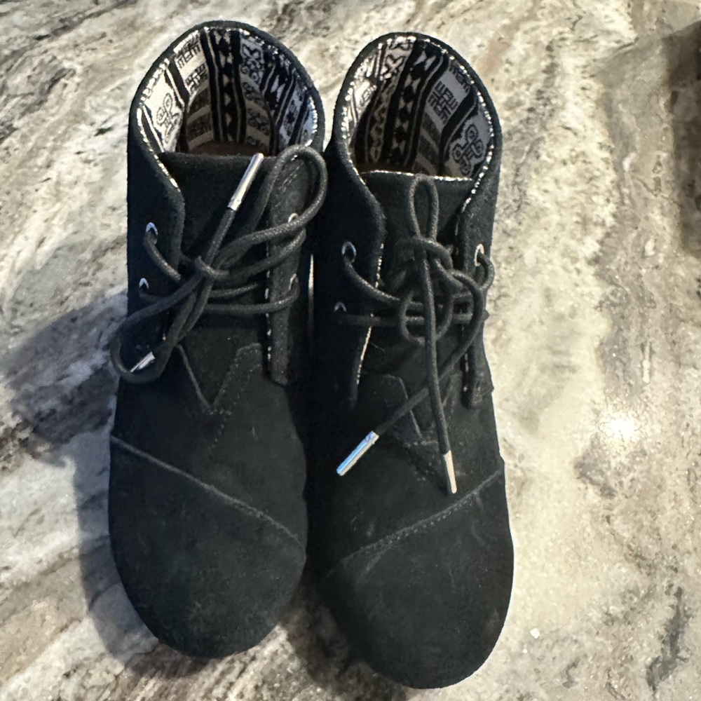 Tom’s Desert Wedge in Black suede